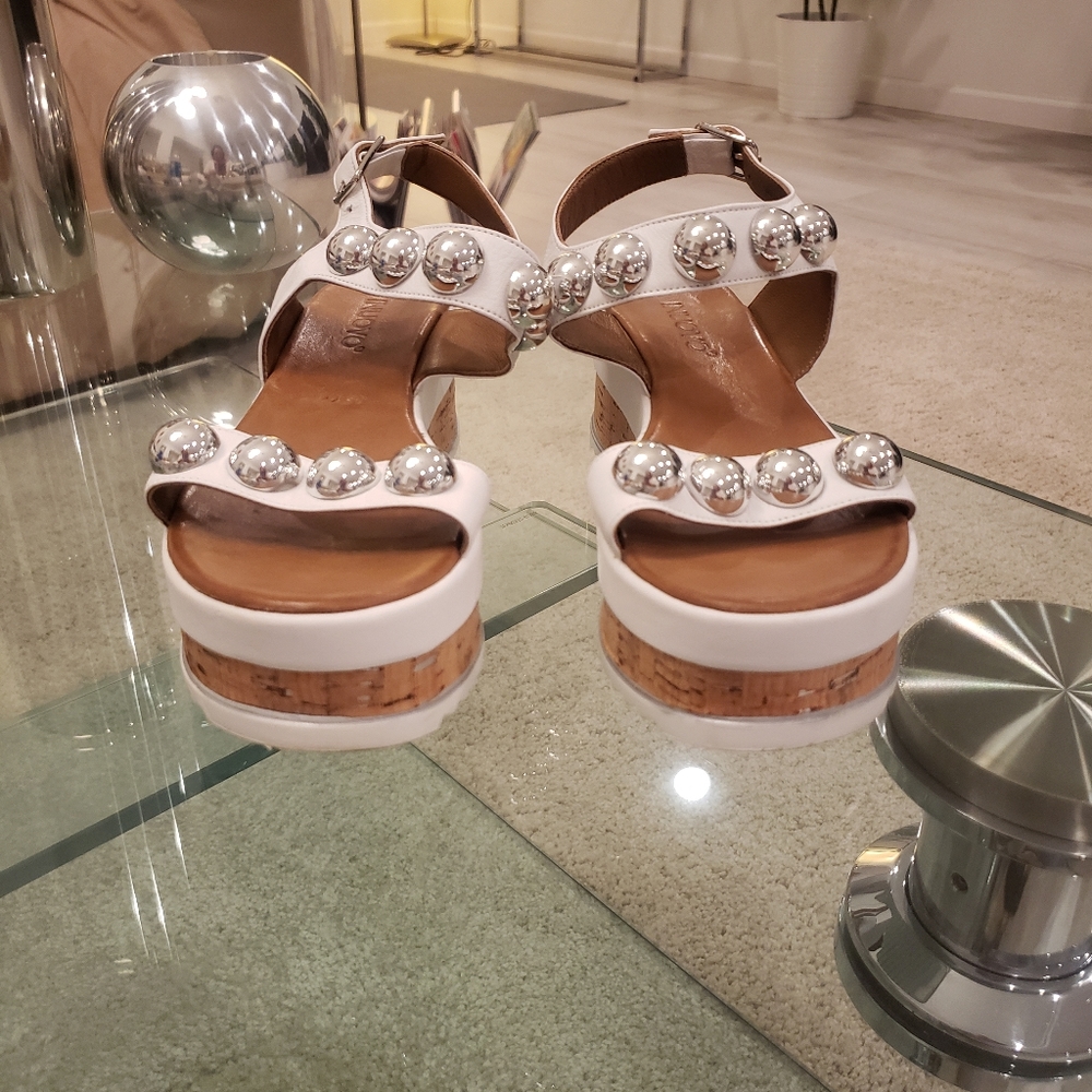 FLASH SALE - Inuovo white silver bubbly platforms